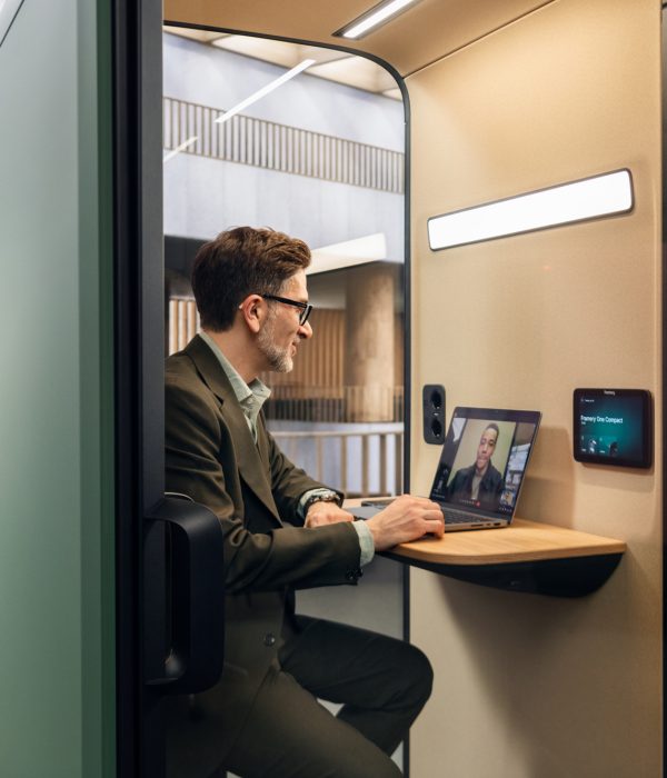 Framery_one-compact_Phone call_01_web